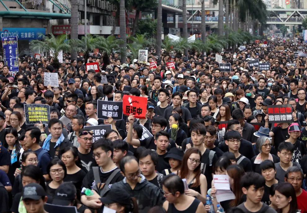 Protesters attend a demonstration demanding Hong Kong's leaders to step down and withdraw the extradition bill, in Hong Kong, China, June 16, 2019. REUTERS/Tyrone Siu [[[REUTERS VOCENTO]]] HONGKONG-EXTRADITION/