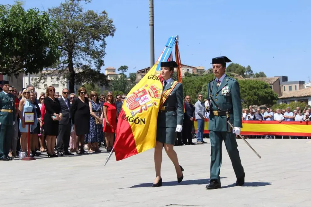 Imágenes de la jura de bandera popular en Barbastro por el 175 aniversario de la Guardia Civil.