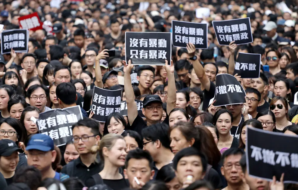 Cientos de miles de hongkoneses piden en la calle que dimita la ministra jefa Carrie Lam