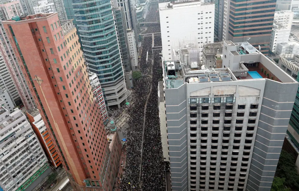 Cientos de miles de hongkoneses piden en la calle que dimita la ministra jefa Carrie Lam