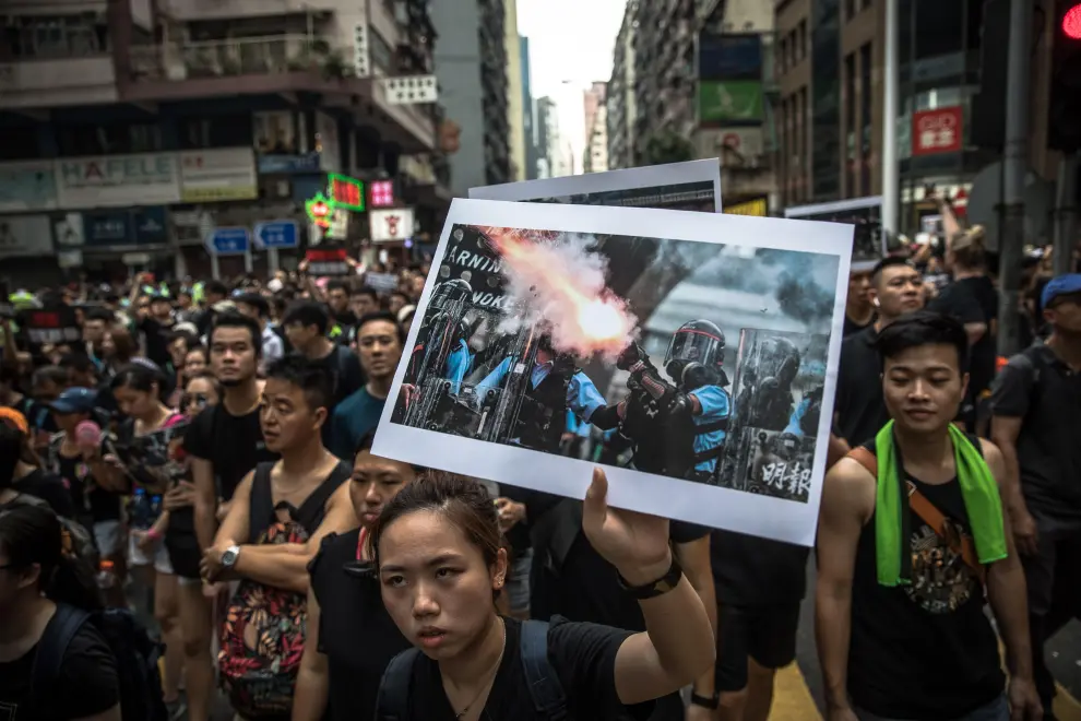 PIL01. Hong Kong (China), 16/06/2019.- Police stand guard as protesters take part in a rally to demand a complete withdrawal of an extradition bill in Hong Kong, China, 16 June 2019. A day after Hong Kong Chief Executive Carrie Lam Cheng Yuet-ngor announced a 'suspension' of a controversial extradition bill in the aftermath of violent clashes where riot police fired rubber bullets, tear gas and pepper spray at protesters, thousands took to the street asking for a complete withdrawal of the bill. (Protestas, Incendio, Estados Unidos) EFE/EPA/ROMAN PILIPEY Protesters march to call for a complete withdrawal of the extradition bill.