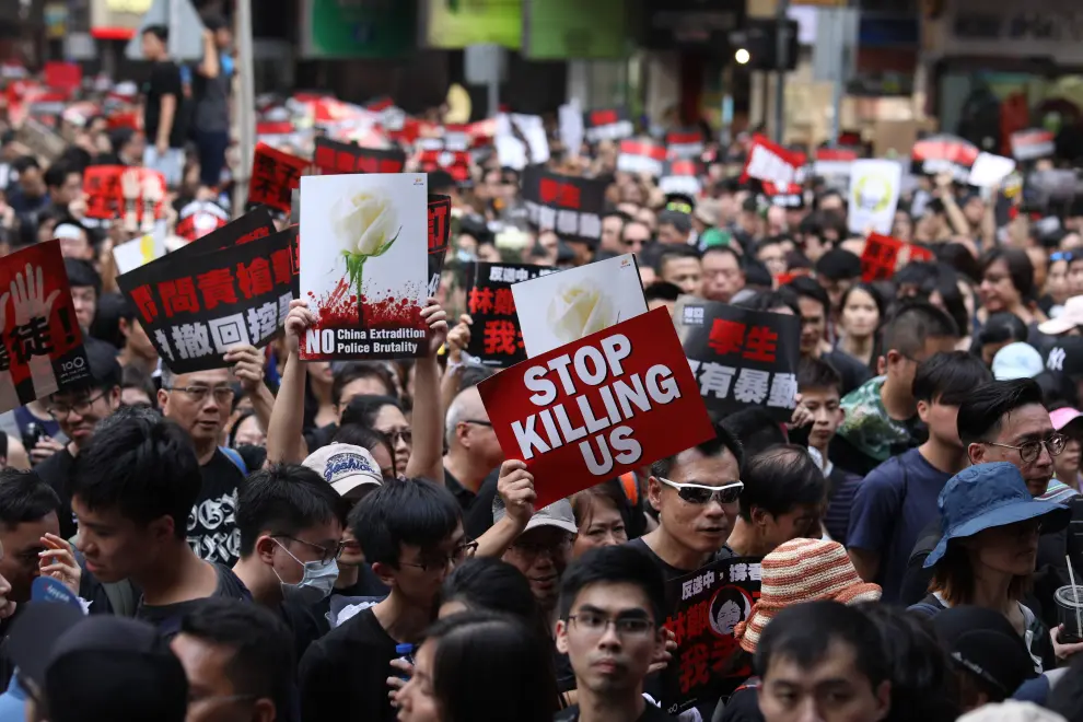 PIL01. Hong Kong (China), 16/06/2019.- Protesters take part in a rally to demand a complete withdrawal of an extradition bill in Hong Kong, China, 16 June 2019. A day after Hong Kong Chief Executive Carrie Lam Cheng Yuet-ngor announced a 'suspension' of a controversial extradition bill in the aftermath of violent clashes where riot police fired rubber bullets, tear gas and pepper spray at protesters, thousands took to the street asking for a complete withdrawal of the bill. (Protestas, Incendio, Estados Unidos) EFE/EPA/ROMAN PILIPEY Protesters march to call for a complete withdrawal of the extradition bill.