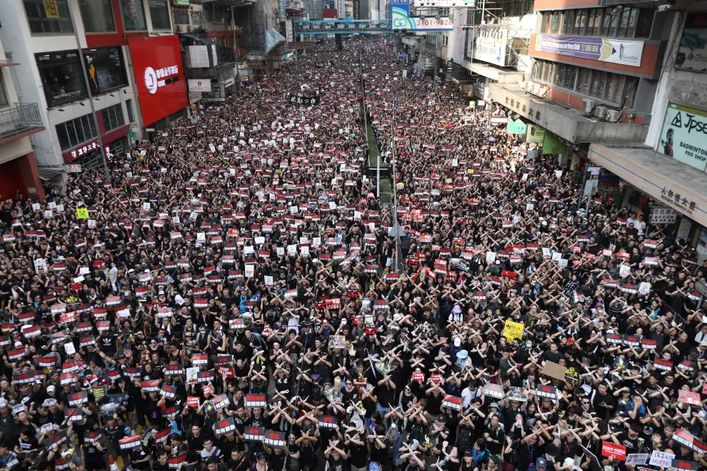 JEF01. Hong Kong (China), 16/06/2019.- Protesters march to demand a complete withdrawal of an extradition bill in Hong Kong, China, 16 June 2019. A day after Hong Kong Chief Executive Carrie Lam Cheng Yuet-ngor announced a 'suspension' of a controversial extradition bill in the aftermath of violent clashes where riot police fired rubber bullets, tear gas and pepper spray at protesters, thousands took to the street asking for a complete withdrawal of the bill. (Protestas, Incendio, Estados Unidos) EFE/EPA/JEROME FAVRE Protesters march to call for a complete withdrawal of the extradition bill.