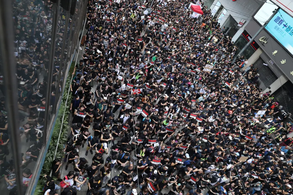 JEF01. Hong Kong (China), 16/06/2019.- Protesters march to demand a complete withdrawal of an extradition bill in Hong Kong, China, 16 June 2019. A day after Hong Kong Chief Executive Carrie Lam Cheng Yuet-ngor announced a 'suspension' of a controversial extradition bill in the aftermath of violent clashes where riot police fired rubber bullets, tear gas and pepper spray at protesters, thousands took to the street asking for a complete withdrawal of the bill. (Protestas, Incendio, Estados Unidos) EFE/EPA/JEROME FAVRE Protesters march to call for a complete withdrawal of the extradition bill.