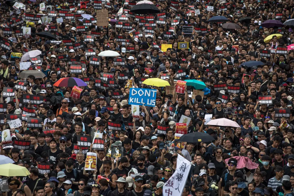 PIL01. Hong Kong (China), 16/06/2019.- Protesters take part in a rally to demand a complete withdrawal of an extradition bill in Hong Kong, China, 16 June 2019. A day after Hong Kong Chief Executive Carrie Lam Cheng Yuet-ngor announced a 'suspension' of a controversial extradition bill in the aftermath of violent clashes where riot police fired rubber bullets, tear gas and pepper spray at protesters, thousands took to the street asking for a complete withdrawal of the bill. (Protestas, Incendio, Estados Unidos) EFE/EPA/ROMAN PILIPEY Protesters march to call for a complete withdrawal of the extradition bill.