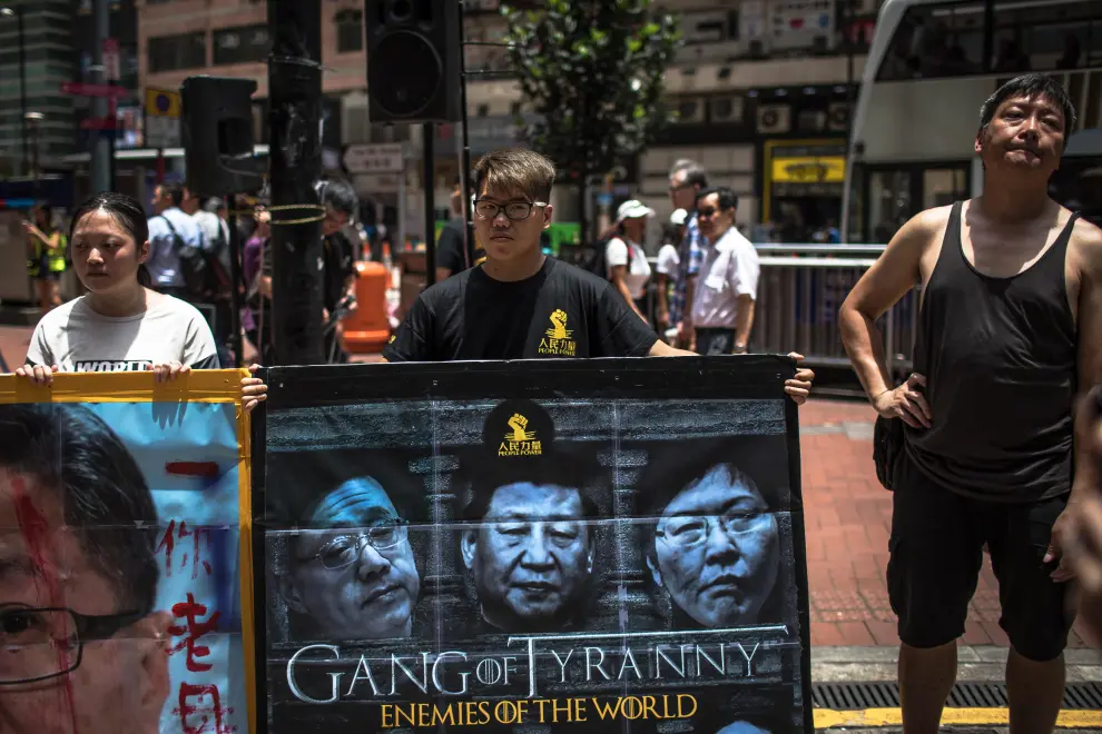 PIL01. Hong Kong (China), 16/06/2019.- Protesters hold a banner with photos of Chinese President Xi Jinping (C) and Hong Kong Chief Executive Carrie Lam (R) prior to a rally demanding a complete withdrawal of an extradition bill in Hong Kong, China, 16 June 2019. A day after Hong Kong Chief Executive Carrie Lam Cheng Yuet-ngor announced a 'suspension' of a controversial extradition bill in the aftermath of violent clashes where riot police fired rubber bullets, tear gas and pepper spray at protesters, thousands took to the street asking for a complete withdrawal of the bill. (Protestas, Incendio, Estados Unidos) EFE/EPA/ROMAN PILIPEY Protesters march to call for a complete withdrawal of the extradition bill.
