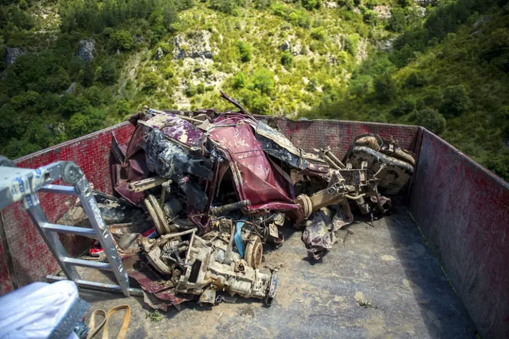 Imágenes de la jornada de trabajo para sacar los restos de una furgoneta del barranco de la Foz de Fago.