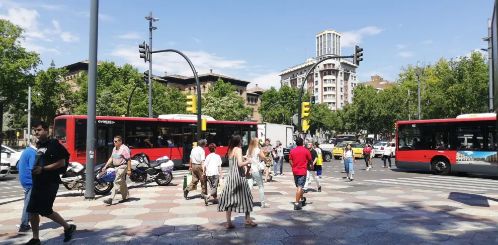Accidente entre un autobús y un coche en el centro de Zaragoza.