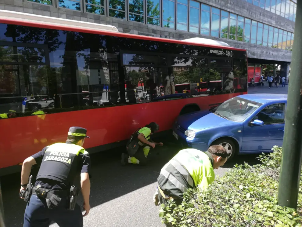 Accidente entre un autobús y un coche en el paseo de la Constitución