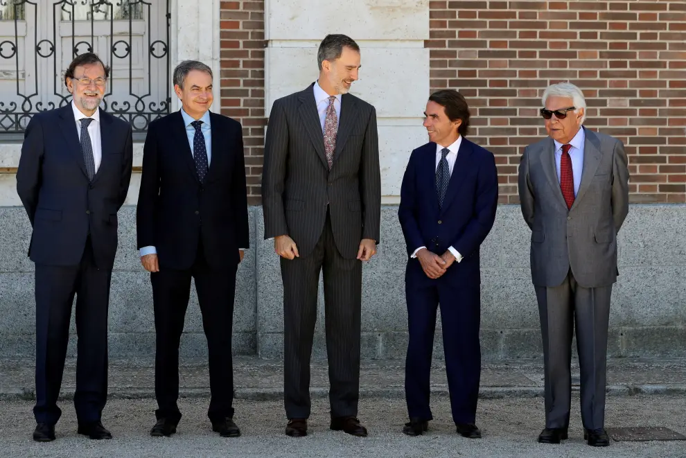 El Rey, con los expresidentes Rajoy, Zapatero, Aznar y González.