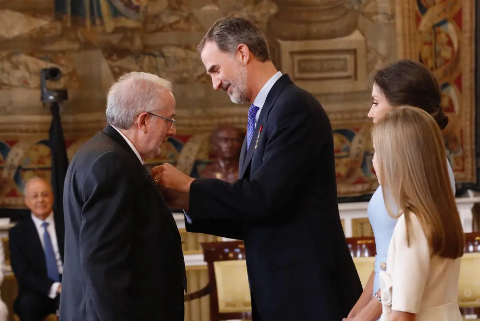 El bibliotecario turolense Ignacio Micolau recibe la medalla al Mérito Civil de manos del rey Felipe VI.