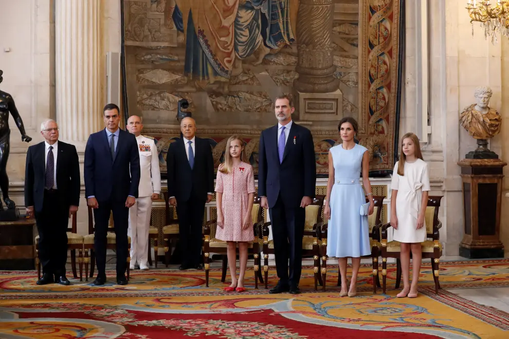 Felipe VI y la reina Letizia con sus hijas, junto a Pedro Sánchez y Josep Borrell.