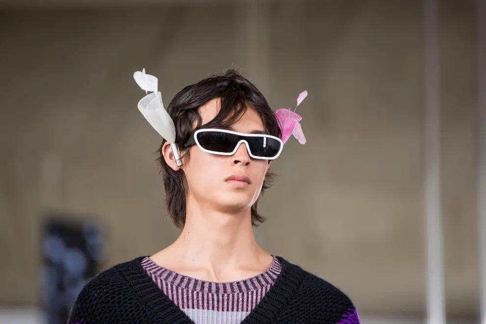 Paris (France), 22/06/2019.- A model presents a creation from the Spring/Summer 2020 Men's collection by British designer Jonathan Anderson for Loewe during the Paris Fashion Week, in Paris, France, 22 June 2019. The presentation of the Spring/Summer 2020 menswear collections runs from 18 to 23 June. (Moda, Francia) EFE/EPA/CHRISTOPHE PETIT TESSON Loewe - Runway - Paris Men's Fashion Week S/S 2020