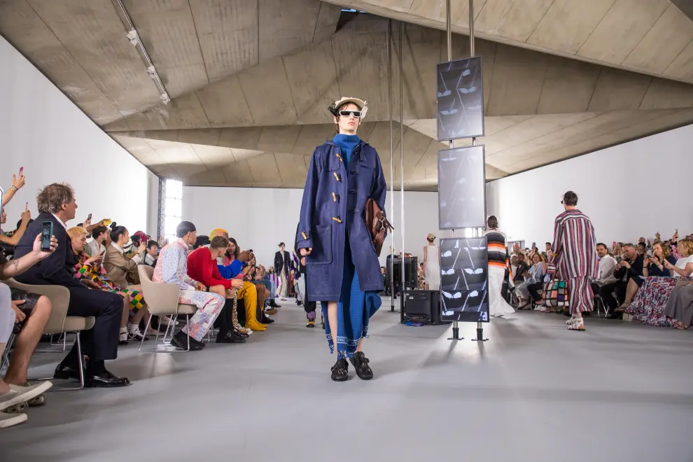 Paris (France), 22/06/2019.- Models present creations from the Spring/Summer 2020 Men's collection by British designer Jonathan Anderson for Loewe during the Paris Fashion Week, in Paris, France, 22 June 2019. The presentation of the Spring/Summer 2020 menswear collections runs from 18 to 23 June. (Moda, Francia) EFE/EPA/CHRISTOPHE PETIT TESSON Loewe - Runway - Paris Men's Fashion Week S/S 2020