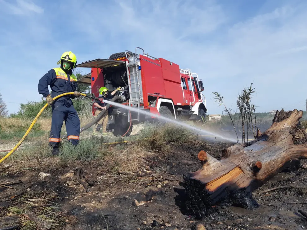 Los Bomberos de Zaragoza han apagado un pequeño incendio forestal en la zona de las esclusas de Valdegurriana