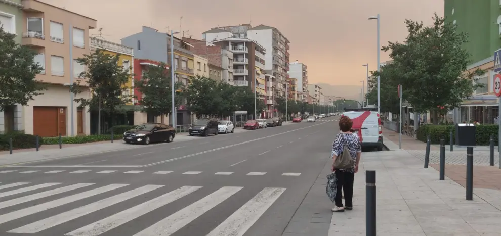 El humo del incendio se extendio por las calles de Fraga