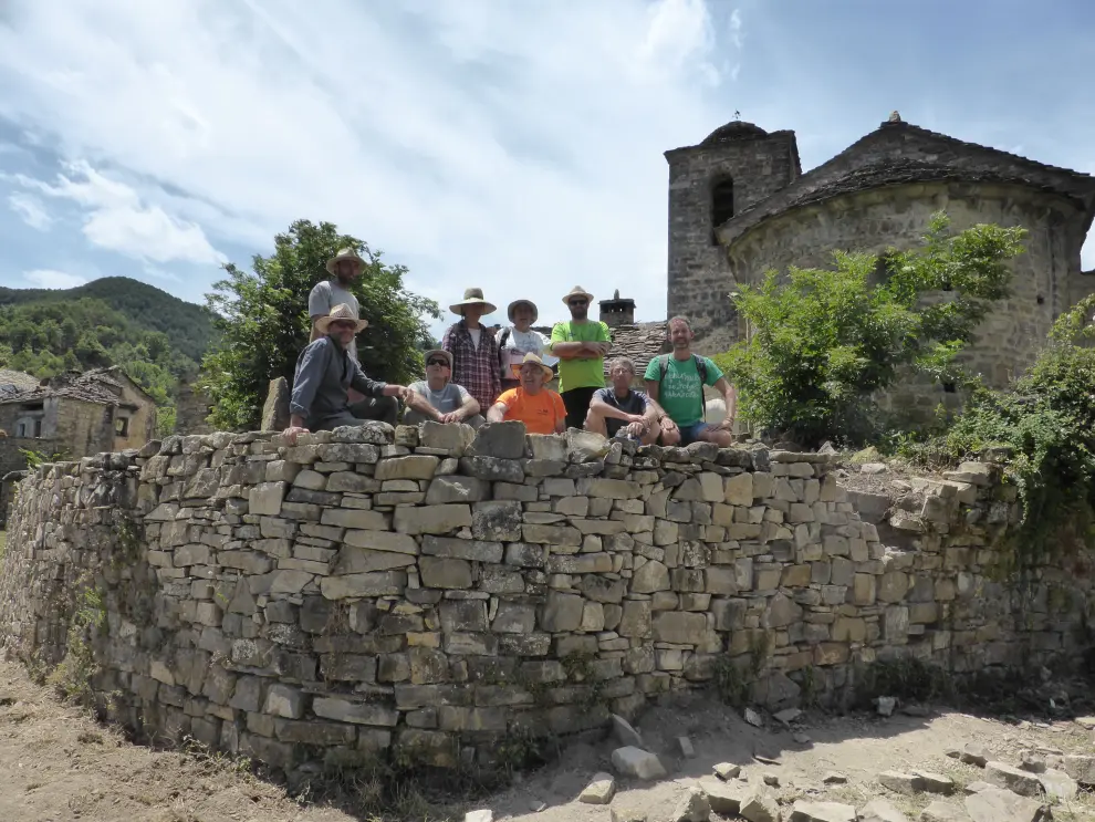 Alumnos del primer curso del taller de piedra seca en diferentes localizaciones de la comarca de Sobrarbe