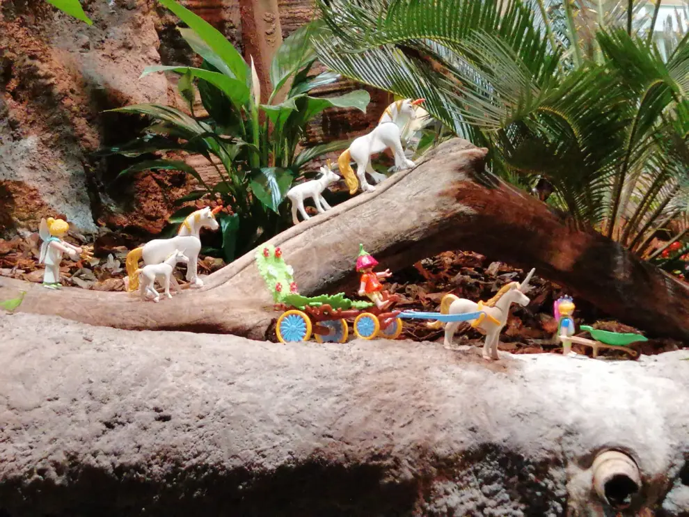 Estos muñecos de plástico protagonizan diversas escenas en el Acuario