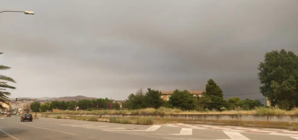 Fraga, cada vez más cubierta de humo a causa del incendio de Tarragona.