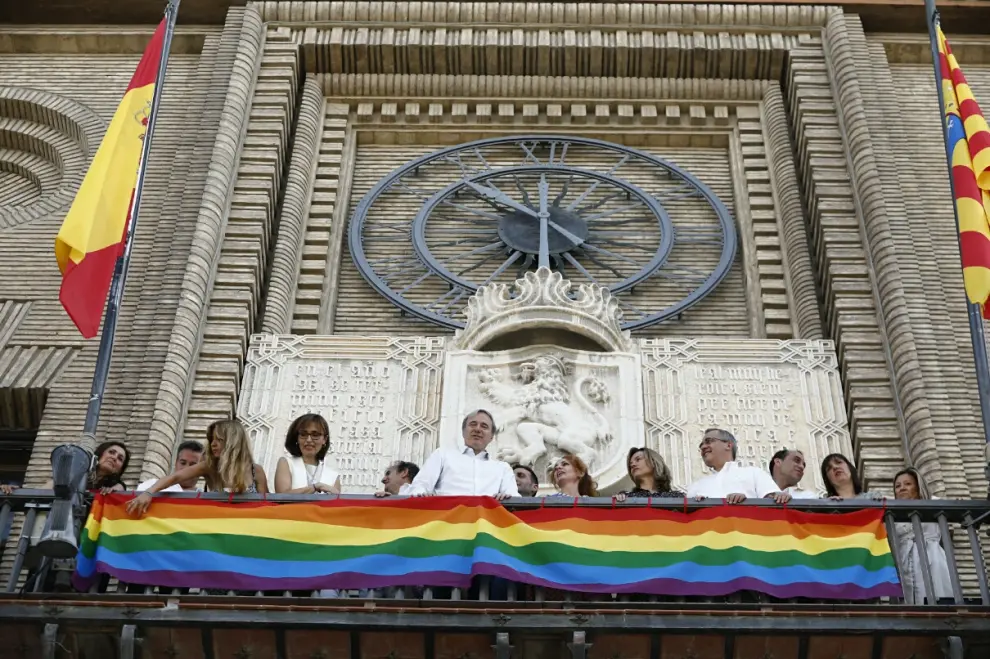 El colectivo LGTBI ha plantado a Azcón cuando este ha colgado las banderas en el Ayuntamiento.