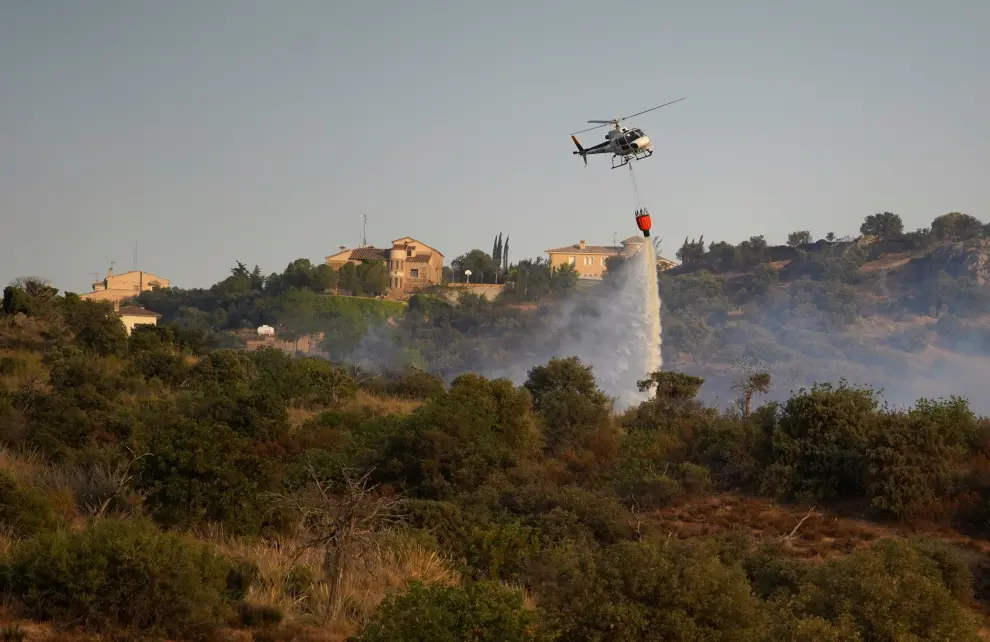 A helicopter drops water over a wildfire near the city of Toledo, Spain June 28, 2019. REUTERS/Juan Medina [[[REUTERS VOCENTO]]] EUROPE-WEATHER/SPAIN-FIRE TOLEDO