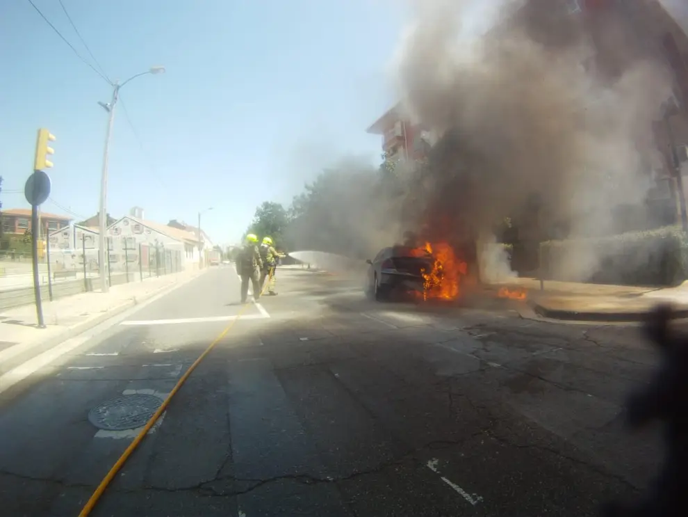 Arde un coche en Miralbueno a causa del calor