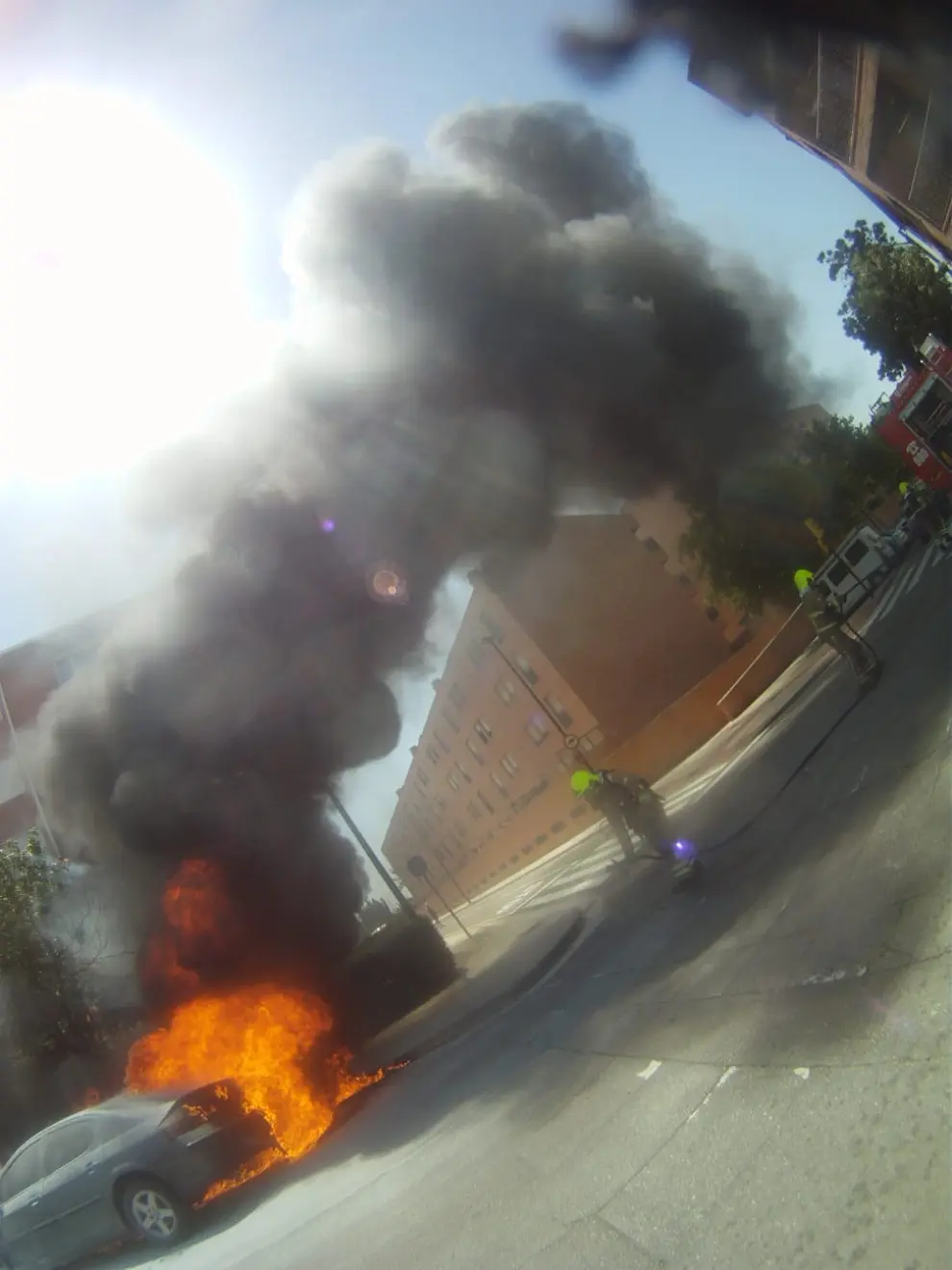 Arde un coche en Miralbueno a causa del calor