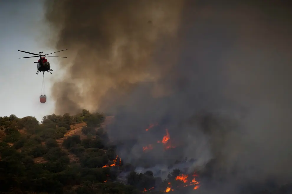 REFILE - ADDING INFORMATION A helicopter drops water to extinguish a wildfire near the city of Toledo, Spain June 28, 2019. REUTERS/Juan Medina [[[REUTERS VOCENTO]]] EUROPE-WEATHER/SPAIN-FIRE TOLEDO