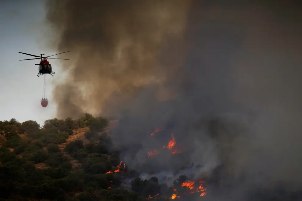 A helicopter flies over a wildfire near the city of Toledo, Spain June 28, 2019. REUTERS/Juan Medina [[[REUTERS VOCENTO]]] EUROPE-WEATHER/SPAIN-FIRE TOLEDO