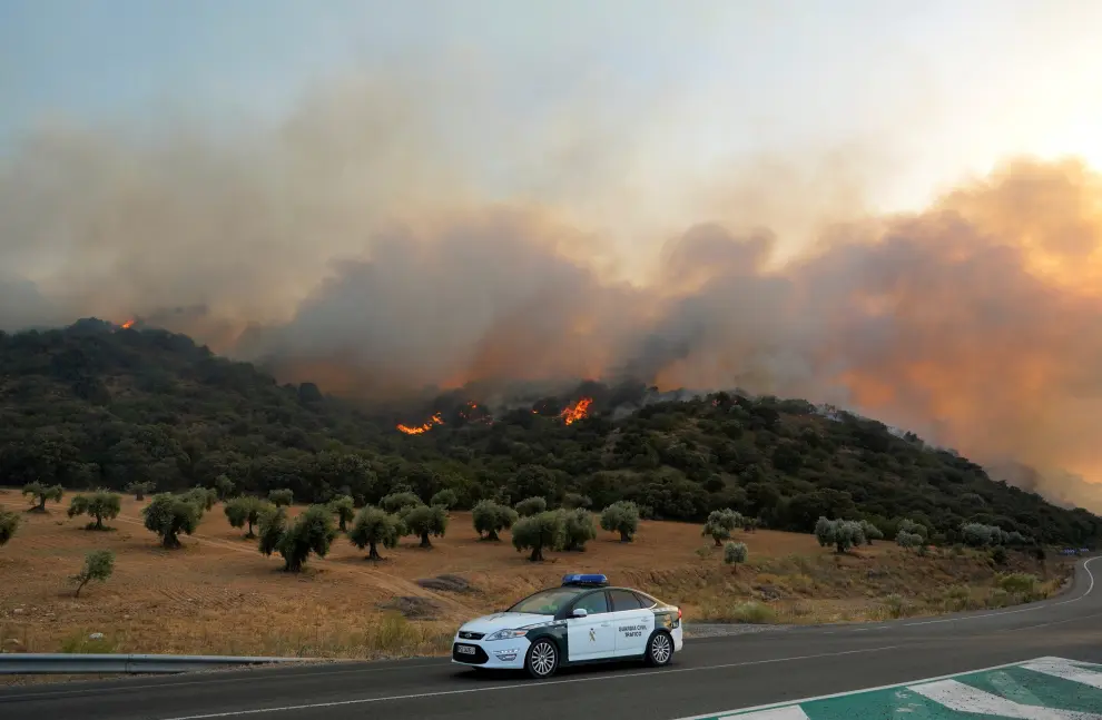 A helicopter flies over a wildfire near the city of Toledo, Spain June 28, 2019. REUTERS/Juan Medina [[[REUTERS VOCENTO]]] EUROPE-WEATHER/SPAIN-FIRE TOLEDO