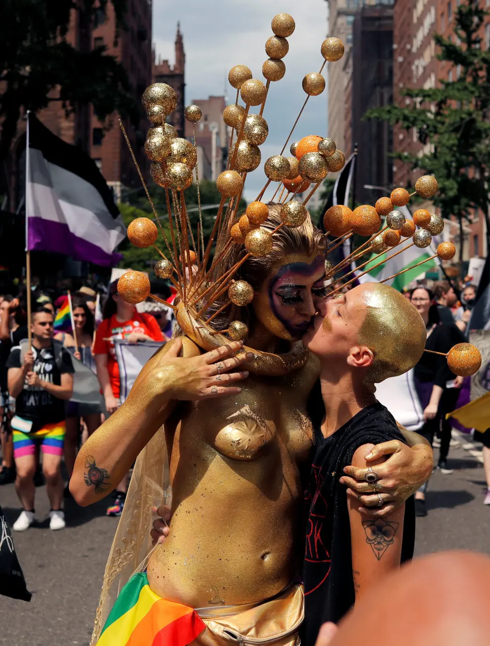 People kiss as they participate in the 2019 World Pride NYC and Stonewall 50th LGBTQ Pride parade in New York, U.S., June 30, 2019.  REUTERS/Lucas Jackson [[[REUTERS VOCENTO]]] GAY-PRIDE/NEW YORK