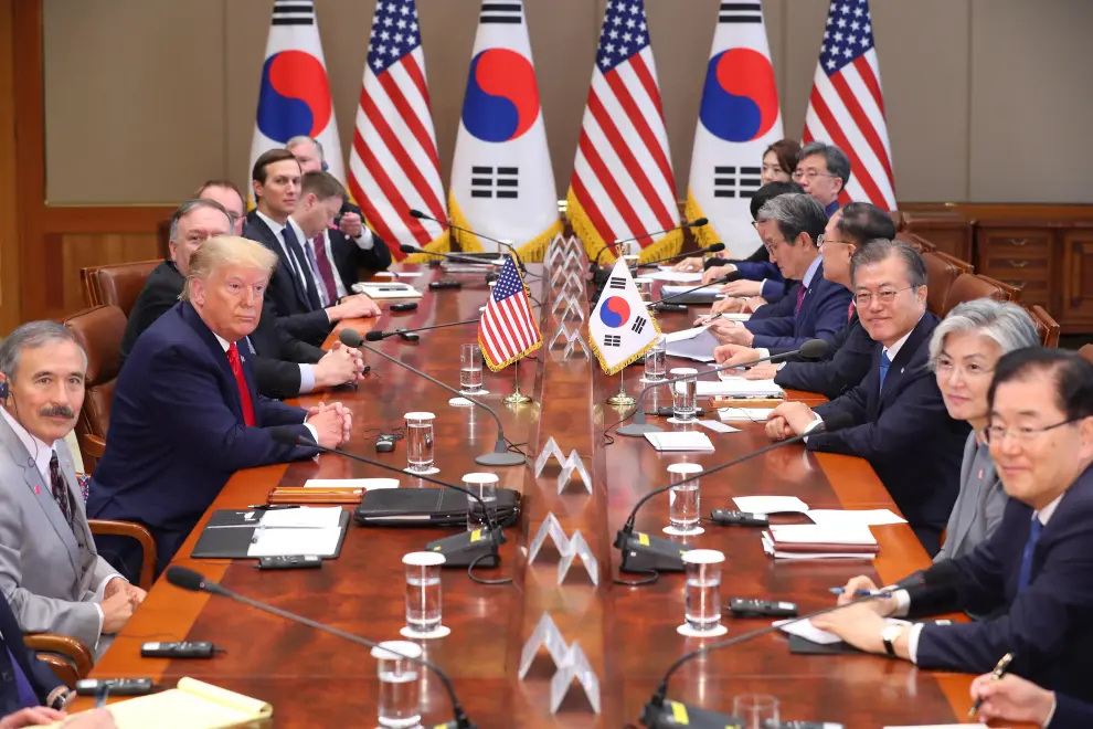 JHK01. Osan (Korea, Republic Of), 30/06/2019.- US President's daughter and White House advisor Ivanka Trump (C) speaks as US President Donald J. Trump (L) and US Secretary of State Mike Pompeo (R) stand during a meeting with soldiers of the United States Forces in Korea (USFK) at the Osan Air Base in Pyeongtaek, Gyeonggi-do, South Korea, 30 June 2019. The US leader arrived in South Korean on 29 June for a two-day visit that included a meeting with South Korean President Moon Jae-in and North Korean leader Kim Jong-un in the Demilitarized Zone that separates the two Koreas. (Corea del Sur, Estados Unidos) EFE/EPA/KIM MIN-HEE US President Donald J. Trump visits South Korea