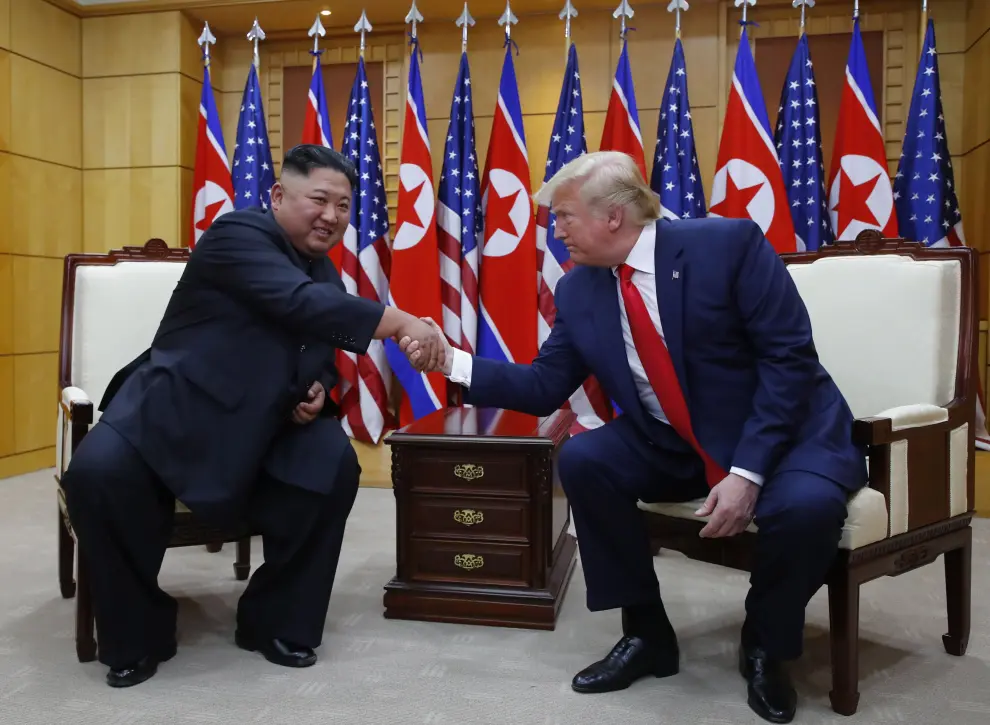 CONTACT WITH YONHAPNEWS AGENCY.. Dmz (Korea, Republic Of), 30/06/2019.- US President Donald J. Trump (L) talks with North Korean leader Kim Jong-un after crossing the Military Demarcation Line into the North's side at the truce village of Panmunjom in the Demilitarized Zone, which separates the two Koreas, 30 June 2019. The US leader arrived in South Korean on 29 June for a two-day visit that will include a meeting with South Korean President Moon Jae-in and a trip to the Demilitarized Zone. (Corea del Sur) EFE/EPA/YONHAP SOUTH KOREA OUT US President Donald Trump visits South Korea