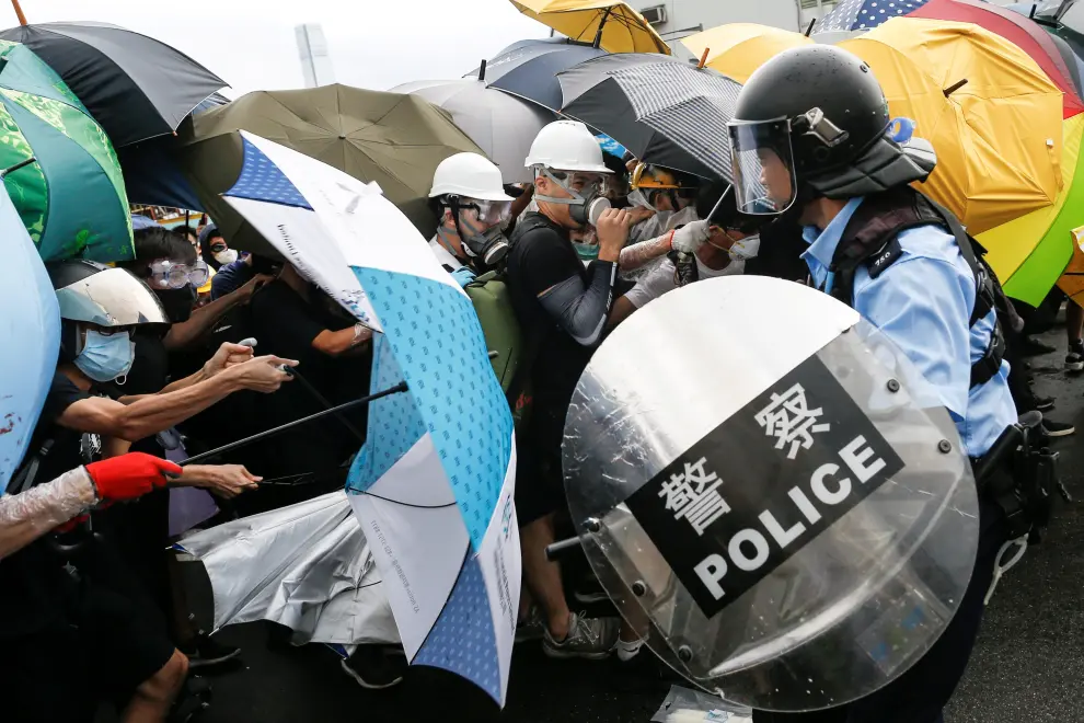 An anti-extradition bill protester talks to police during a demonstration near a flag raising ceremony for the anniversary of Hong Kong handover to China in Hong Kong, China July 1, 2019. REUTERS/Tyrone Siu [[[REUTERS VOCENTO]]] HONGKONG-EXTRADITION/