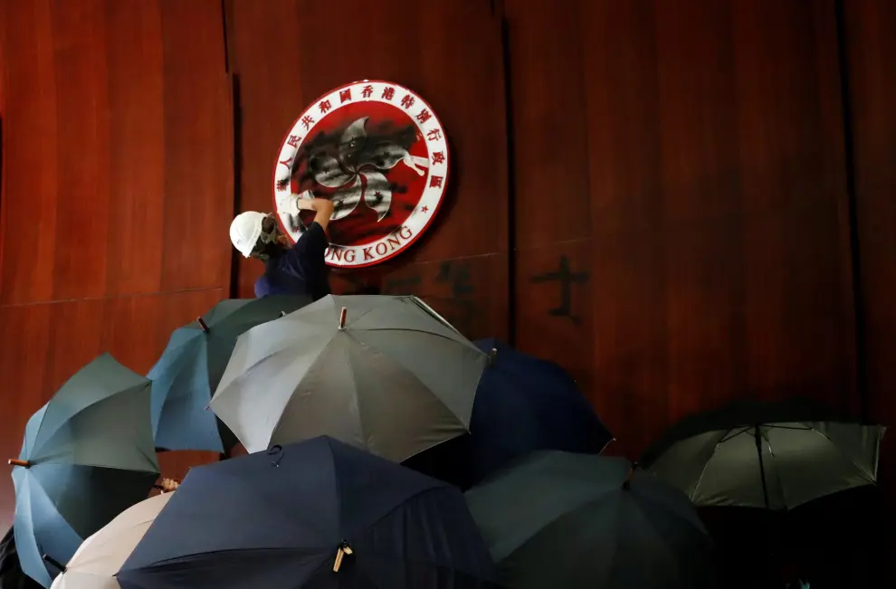 A person sprays paint over Hong Kong's coats of arms inside a chamber after protesters broke into the Legislative Council building during the anniversary of Hong Kong's handover to China in Hong Kong, China July 1, 2019. REUTERS/Tyrone Siu     TPX IMAGES OF THE DAY [[[REUTERS VOCENTO]]] HONGKONG-EXTRADITION/