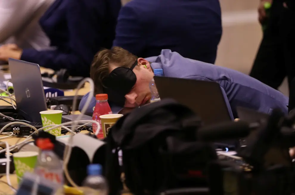 Journalists sleep while waiting for the end of a European Union leaders summit that aims to select candidates for top EU institution jobs, in Brussels, Belgium July 1, 2019. REUTERS/Yves Herman [[[REUTERS VOCENTO]]] EU-SUMMIT/