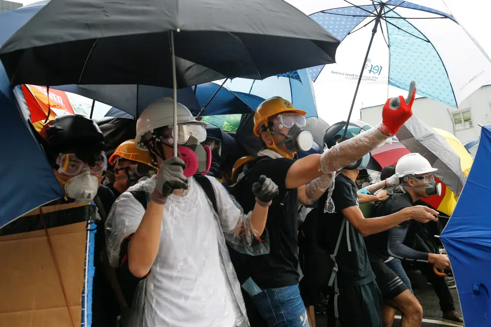 REFILE - CORRECTING BYLINE Protesters break into the Legislative Council building during the anniversary of Hong Kong's handover to China in Hong Kong, China July 1, 2019 July 1, 2019. REUTERS/Stringer [[[REUTERS VOCENTO]]] HONGKONG-EXTRADITION/