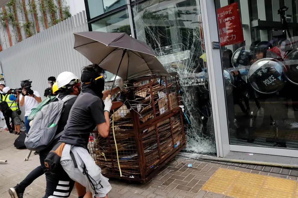 Protesters move a barricade outside the Legislative Council building during the anniversary of Hong Kong's handover to China in Hong Kong, China July 1, 2019. REUTERS/Thomas Peter [[[REUTERS VOCENTO]]] HONGKONG-EXTRADITION/