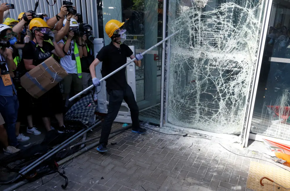 Protesters try to break into the Legislative Council building where riot police are seen, during the anniversary of Hong Kong's handover to China in Hong Kong, China July 1, 2019.  REUTERS/Tyrone Siu     TPX IMAGES OF THE DAY [[[REUTERS VOCENTO]]] HONGKONG-EXTRADITION/