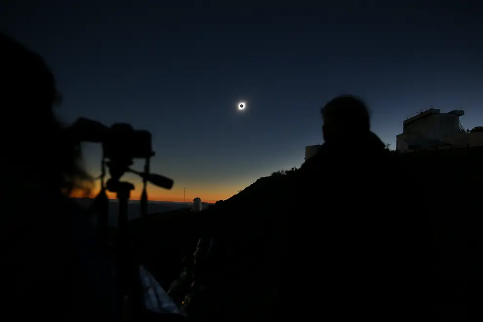 A person gestures while observing a solar eclipse at Incahuasi, Chile, July 2, 2019. REUTERS/Juan Jose Gonzalez Galaz NO RESALES. NO ARCHIVES [[[REUTERS VOCENTO]]] SOLAR-ECLIPSE/CHILE