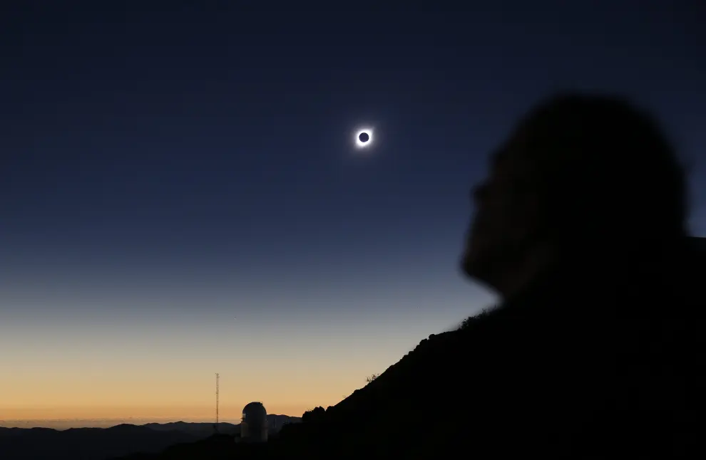 A solar eclipse is observed at Coquimbo, Chile, July 2, 2019. REUTERS/Rodrigo Garrido [[[REUTERS VOCENTO]]] SOLAR-ECLIPSE/CHILE
