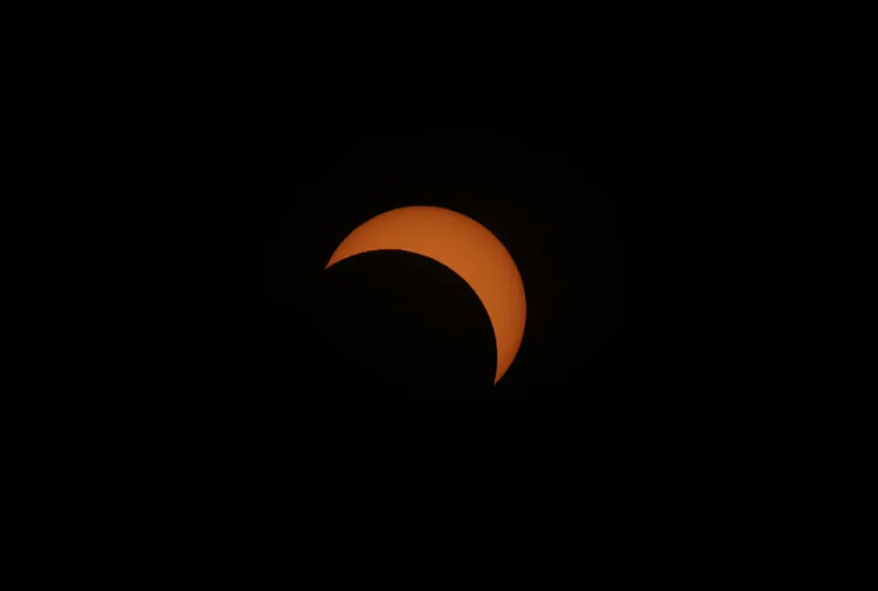 AME2962. PORTO ALEGRE (BRASIL), 02/07/2019.- Espectadores observan el sol durante el eclipse de sol parcial, este martes en la ciudad de Porto Alegre (Brasil). EFE/Sebastiao Moreira Eclipse de sol desde Porto Alegre