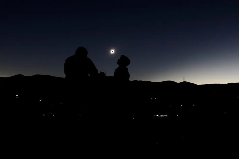 People are seen before of the solar eclipse in La Silla European Southern Observatory (ESO) at Coquimbo, Chile July 2, 2019. REUTERS/Rodrigo Garrido [[[REUTERS VOCENTO]]] SOLAR-ECLIPSE/CHILE