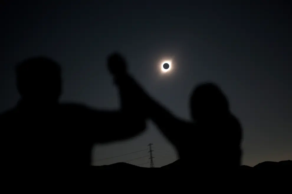 People observe a solar eclipse at Incahuasi, Chile, July 2, 2019. REUTERS/Juan Jose Gonzalez Galaz NO RESALES. NO ARCHIVES [[[REUTERS VOCENTO]]] SOLAR-ECLIPSE/CHILE