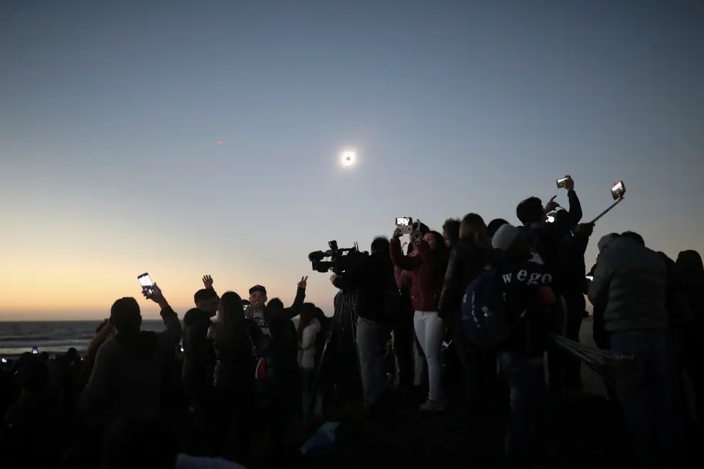 People watch a solar eclipse at Incahuasi, Chile, July 2, 2019. REUTERS/Juan Jose Gonzalez Galaz NO RESALES. NO ARCHIVES [[[REUTERS VOCENTO]]] SOLAR-ECLIPSE/CHILE
