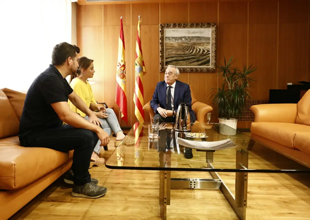 Maru Díaz y Nacho Escartín, de Unidas Podemos, con Javier Sada.
