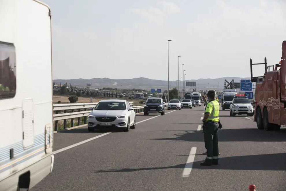 En el accidente de tráfico ha colisionado un turismo con un camión y ambos conductores han resultado heridos leves.