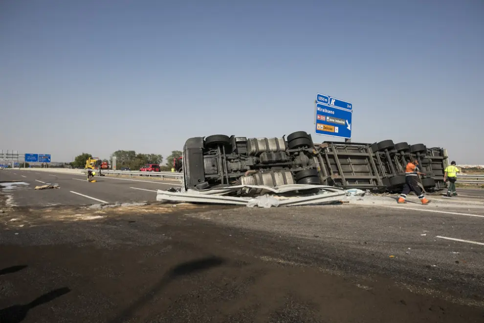 En el accidente de tráfico ha colisionado un turismo con un camión y ambos conductores han resultado heridos leves.