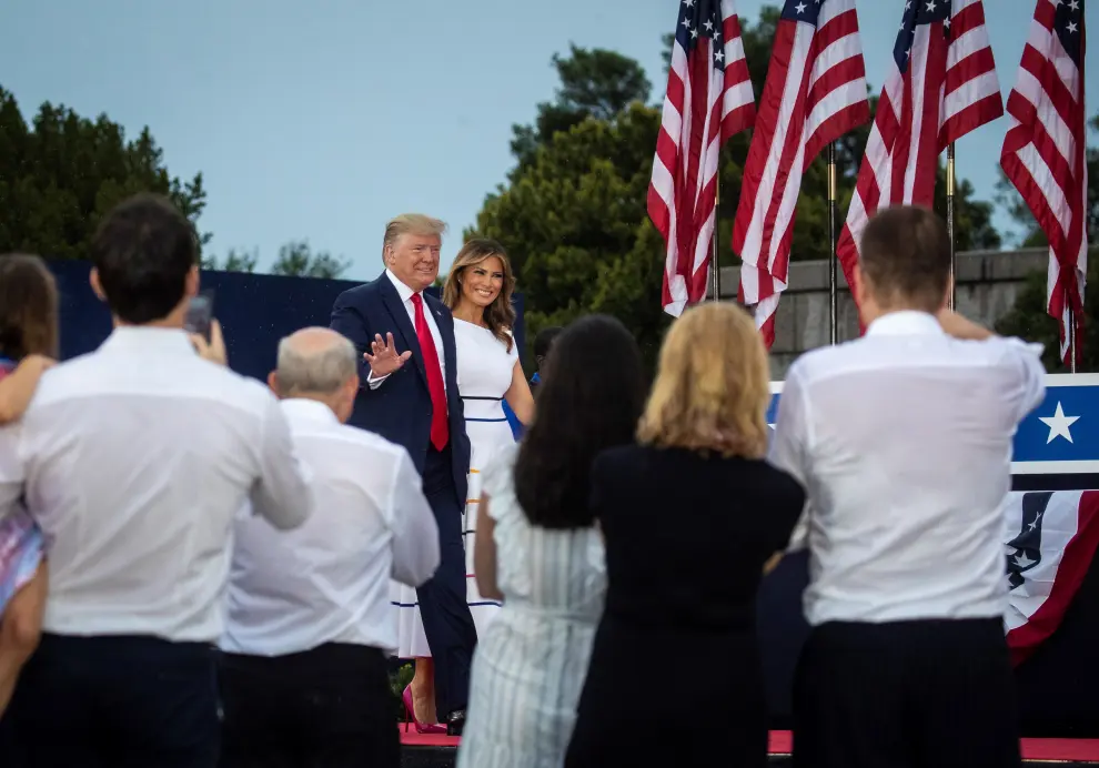 Washington (United States), 04/07/2019.- US President Donald Trump (L) and first lady Melania Trump (R) attend the Fourth of July celebration event in Washington, DC, USA, 04 July 2019. The 'Salute to America' Fourth of July activities include remarks by US President Donald J. Trump, a parade, military flyovers and fireworks. (Incendio, Estados Unidos) EFE/EPA/AL DRAGO / POOL Fourth of July Salute to America celebrations in Washington
