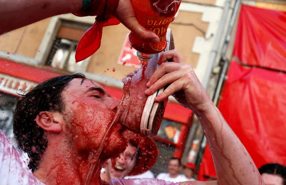 A reveller drinks wine from a hat before the firing of 'chupinazo' which opens the San Fermin festival in Pamplona Spain, July 6, 2019. REUTERS/Susana Vera [[[REUTERS VOCENTO]]] SPAIN-CULTURE/BULLS-CHUPINAZO